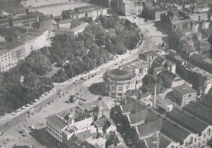 Der Roßplatz aus Richtung Königsplatz, Luftbild um 1930: Unten rechts die Markthalle, in der Mitte der Panorama-Rundbau, oben mittig der Augustusplatz mit Europahaus